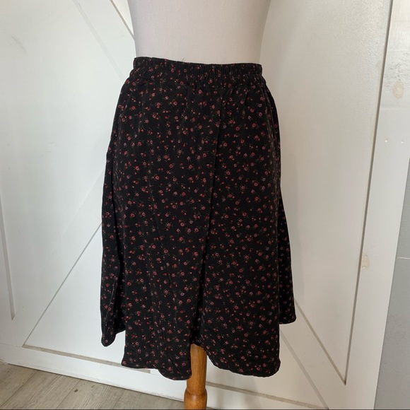 Black skirt with mini red/blue florals - Picture 8 of 11